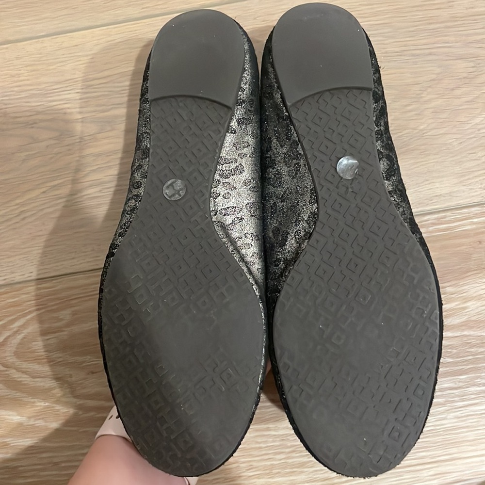 Tory Burch Black Flats with Gray Logo - Picture 3 of 15